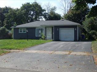 10 Sprucewood Ln, Gates, NY 14624