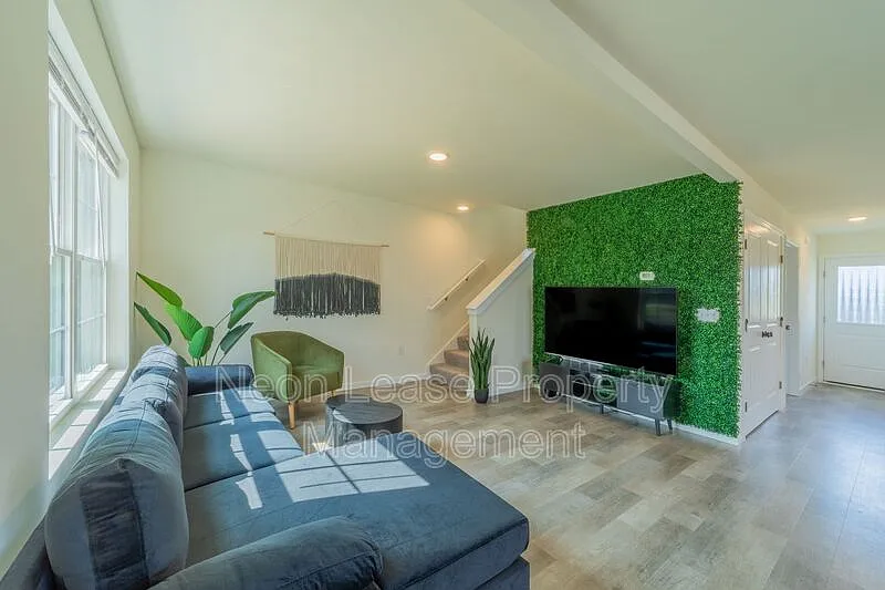 4 bed, 2.0 bath, 1450 sqft, $2,250 — Photo 3