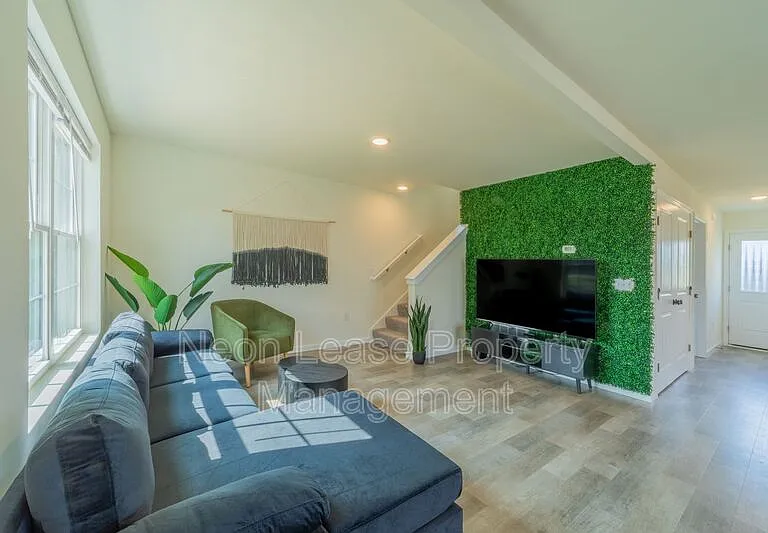 674 N Bedford St — Photo 3