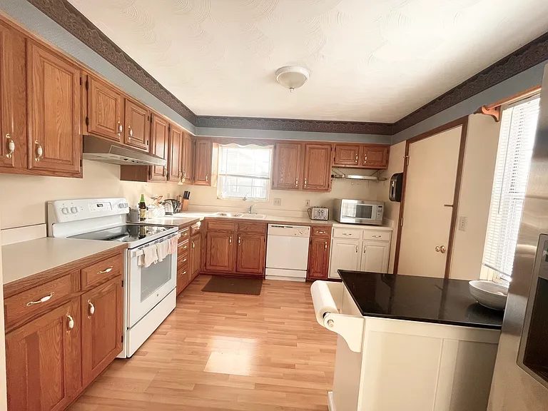 373 E North St — Photo 8
