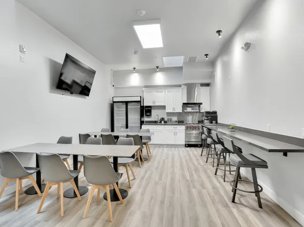 Private Room in 2 Bed 1 Bath Apartment.