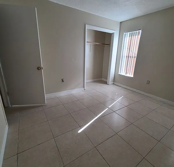 1712 SW 40th Ter #1712 — Photo 5