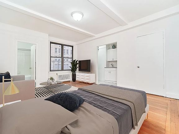 2nd image of 135 E 50th St APT 4C
