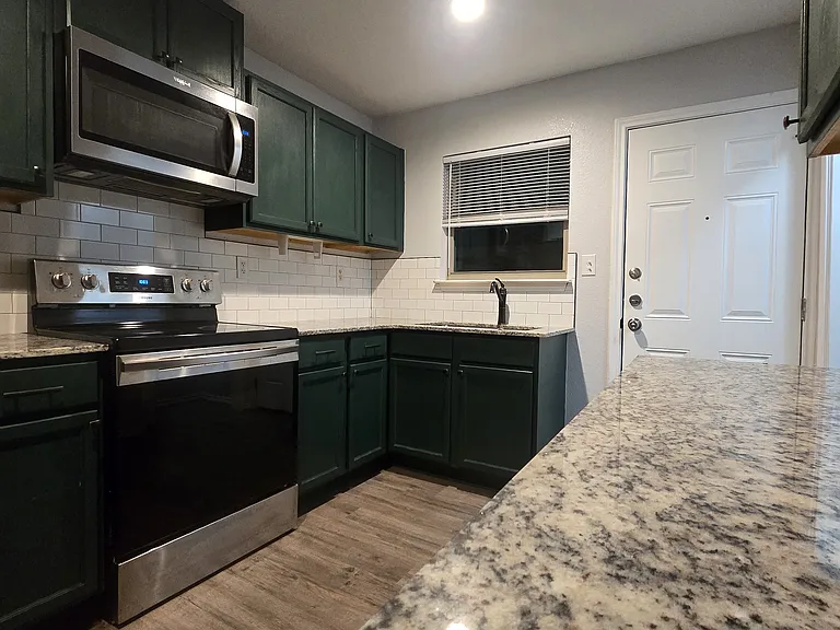 902 Estelle Ave — Photo 10