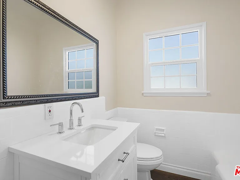 228 S Reeves Dr #D — Photo 10