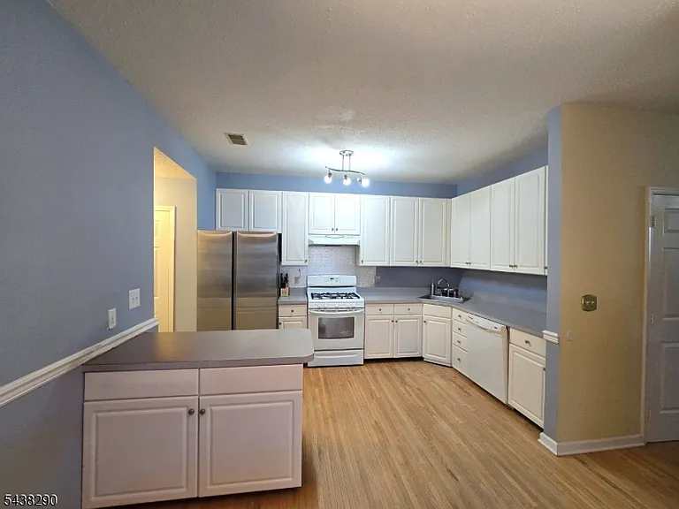 49 Wildflower Ln — Photo 10