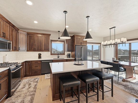 3rd image of 2701 W Oak Hill Dr