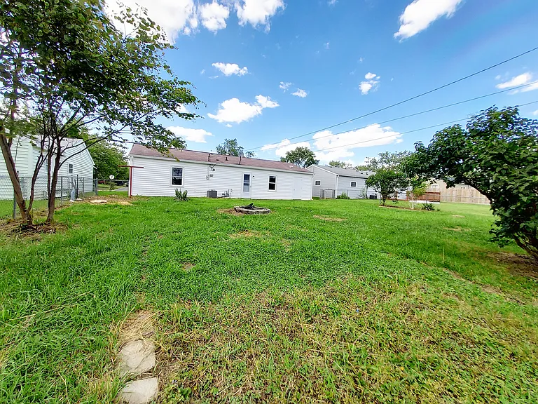 1100 E Sherman St — Photo 21
