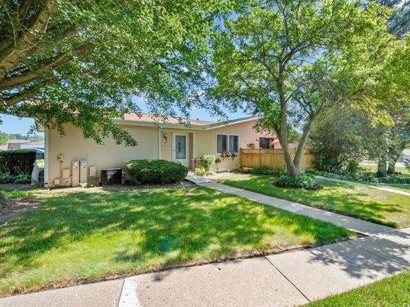 4716 W Oakwood Dr APT 2, McHenry, IL 60050