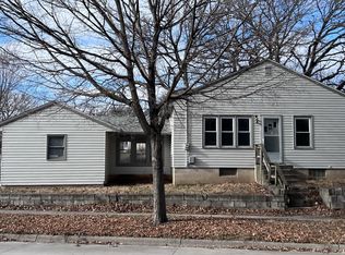 902 Elm Dr, Mason City, IA 50401