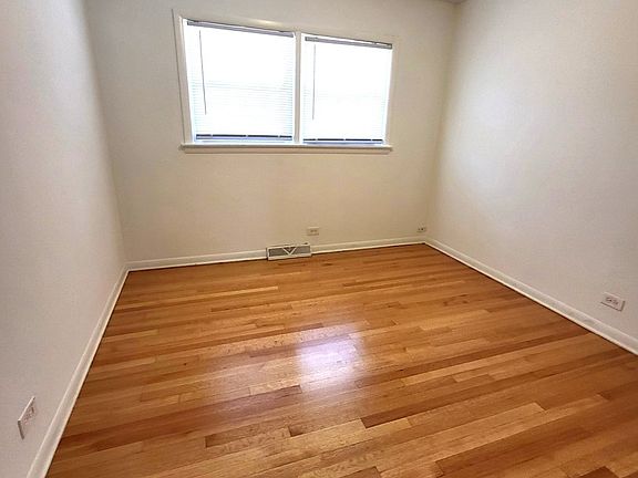 4th image of 435 Crandon Ave