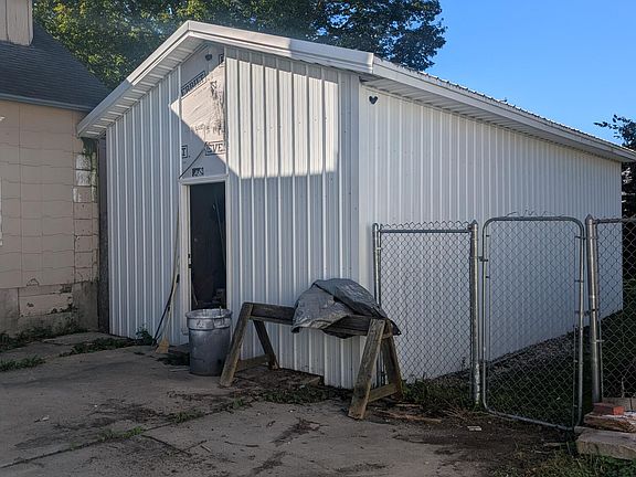 4th image of 413 Rose St