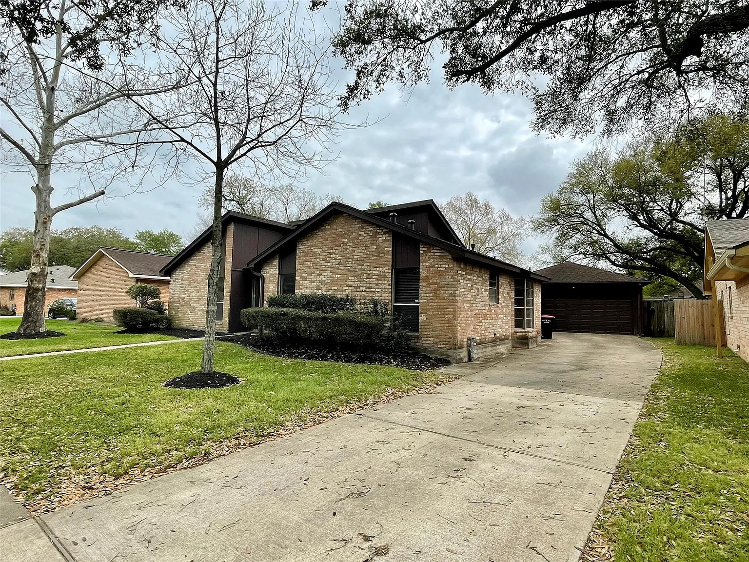 3 bed, 2.0 bath, 1869 sqft, $2,100 — Photo 2