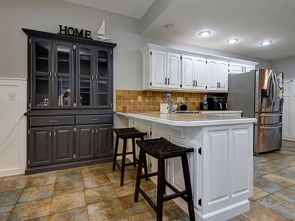 5th image of 406 Yosemite Dr