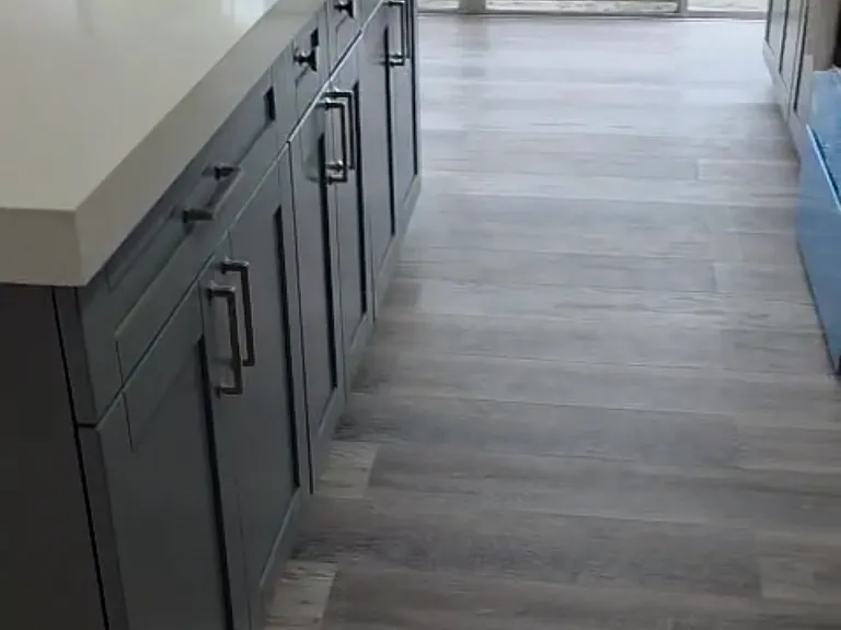 Island with Quarz Countertop - Everything is Brand New