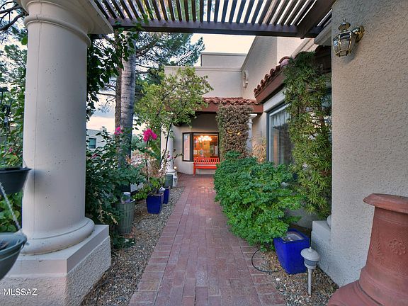 3rd image of 9916 N Calle Loma Linda