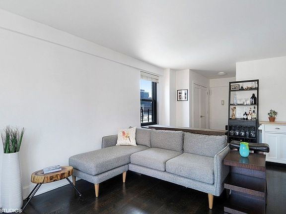 3rd image of 200 E 27th St APT 14J