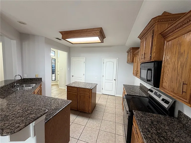 6830 Round Table St — Photo 7