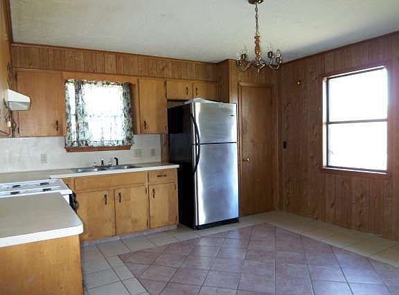 4th image of 204 W Kleb St