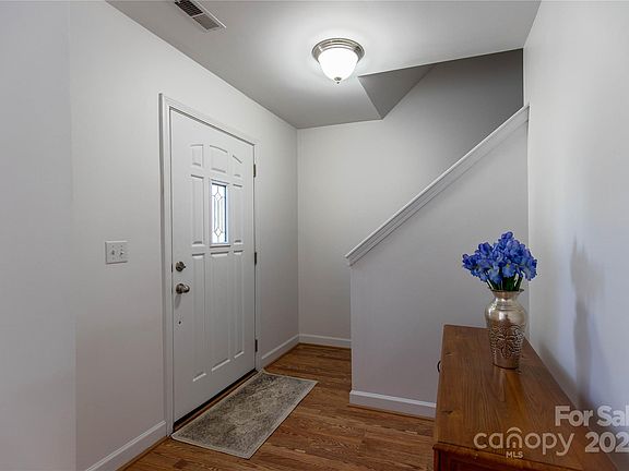 3rd image of 118 Midglen Ct