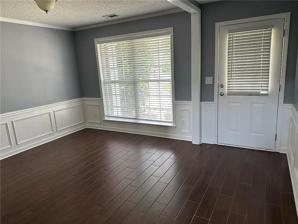 3 bed, 2.5 bath, 1701 sqft, $2,300 — Photo 4
