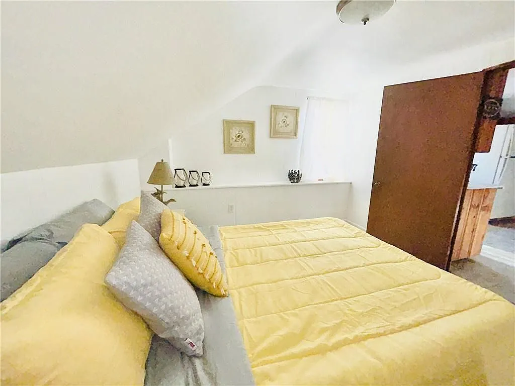2 bed, 1.0 bath, 648 sqft, $1,300 — Photo 2