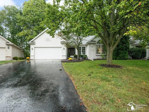 902 Hickory Creek Dr, Temperance, MI 48182