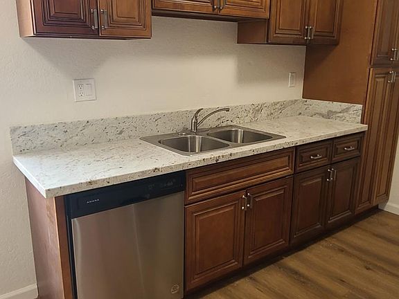 5th image of 920 S Park Cir APT 4