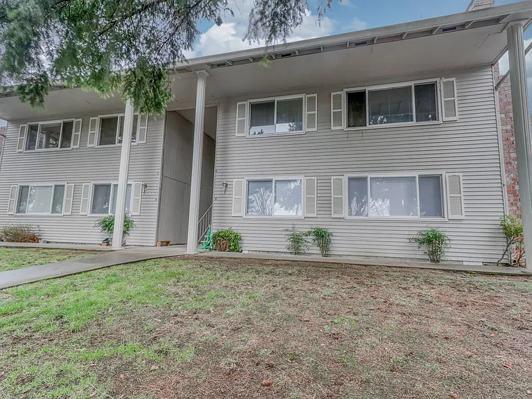 Edgewood Apartments in Vancouver, WA - 2 Bedrooms and 1 Bath — Photo 2