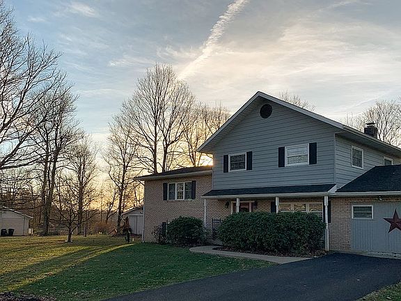 4th image of 2208 Surrey Dr