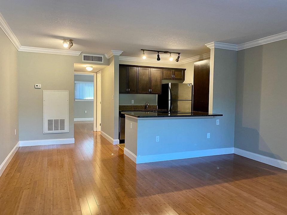 Kitchen/ Dining Area