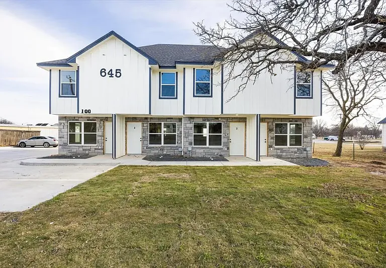 645 N McCart St — Photo 1
