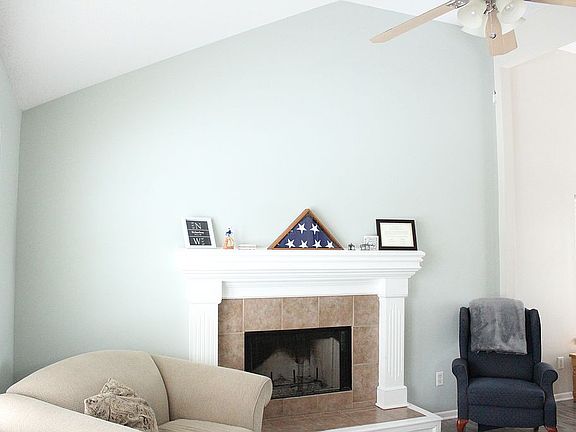 LR - Vaulted Ceiling