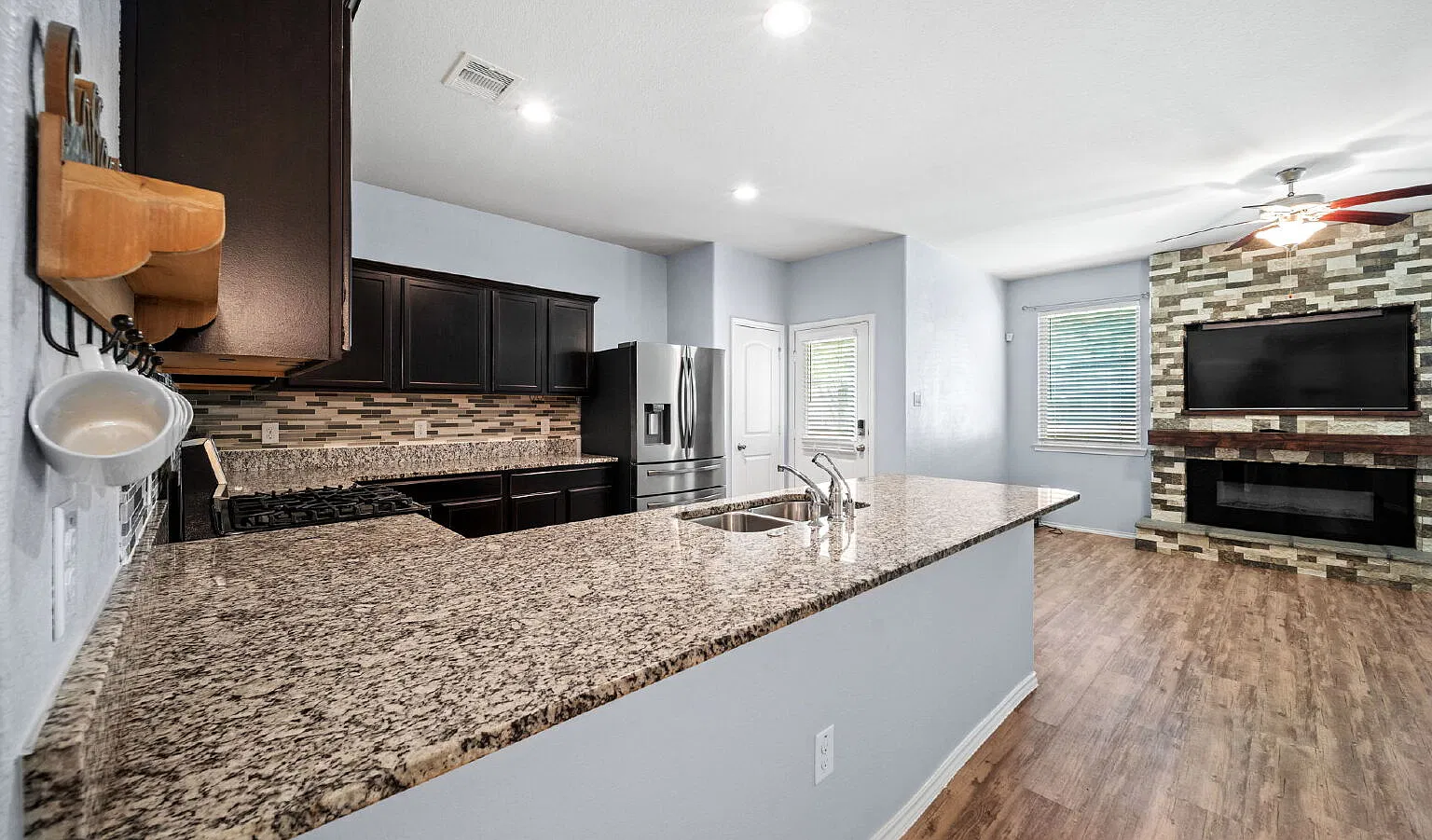 3 bed, 2.0 bath, 1484 sqft, $2,095 — Photo 3