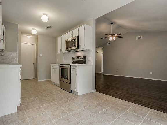 2nd image of 3905 Glen Knoll Ct
