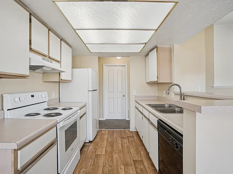 Sterling Pointe Apartments — Photo 54