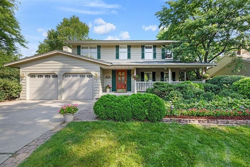 1st image of 4 Knoll Ln