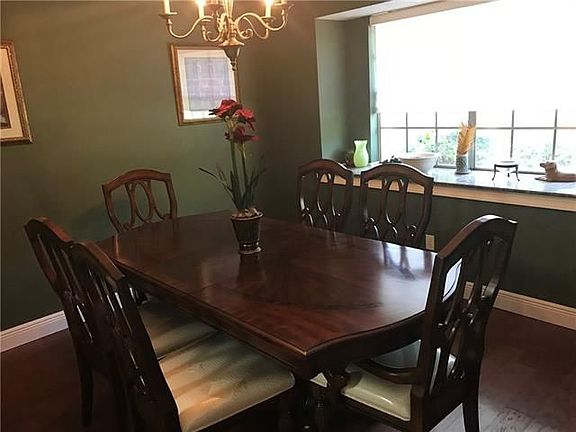 4th image of 391 E Essex Dr