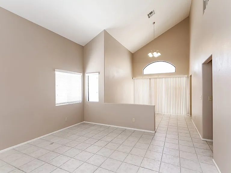 131 Monteen Dr — Photo 4