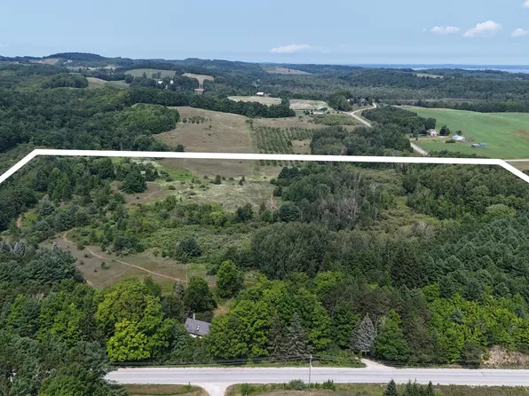 10611 E Omena Rd, Northport, MI 49670