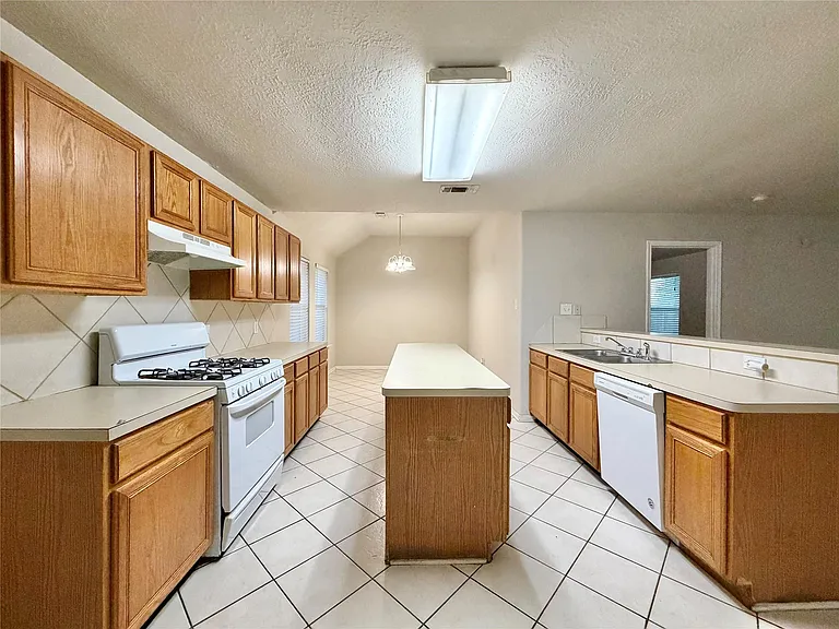 6827 Autumn Thistle Dr — Photo 7