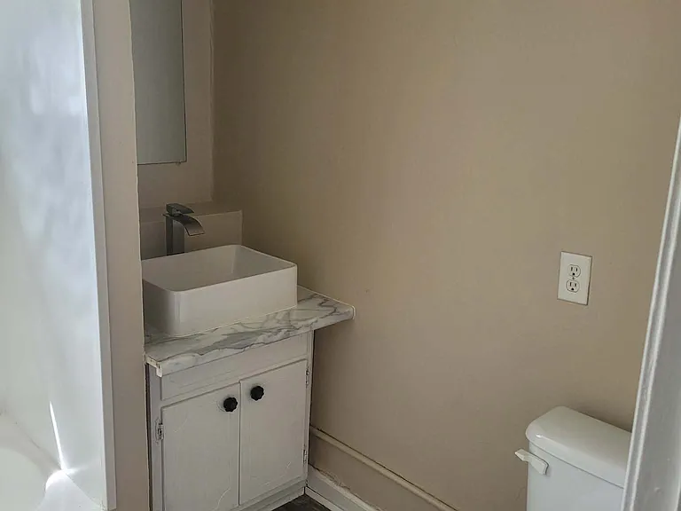 731 E 3rd St — Photo 11