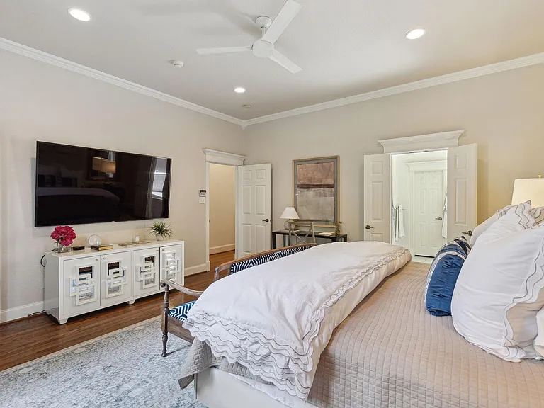 2704 Amherst Ave — Photo 18
