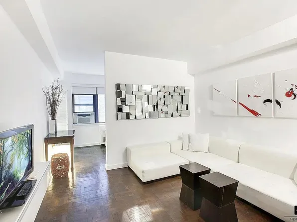 240 E 46th St APT 5A, New York, NY 10017