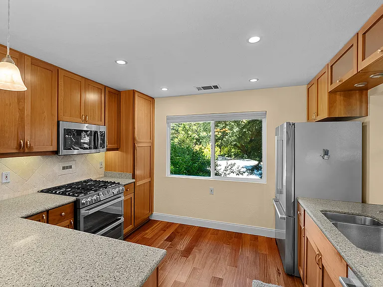 12 White Oak Dr — Photo 8