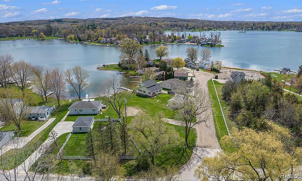 10576 Runyan Lake Ct, Fenton, MI 48430 MLS 20230020540 Zillow