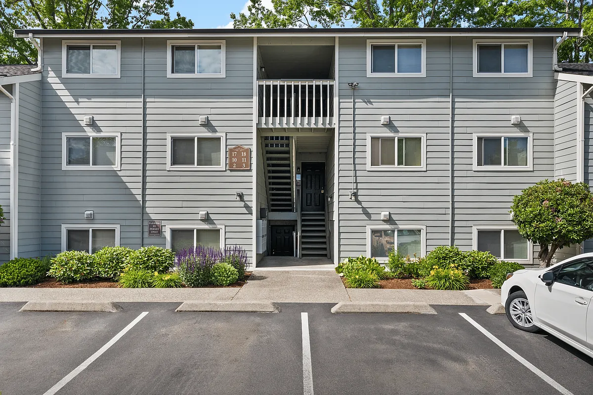 Apartment Entry - Steele Manor Apartments