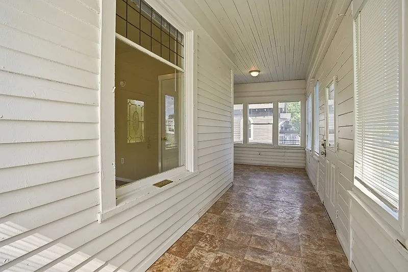 4 bed, 1.0 bath, 2371 sqft, $2,000 — Photo 3