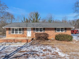 136 Crestview Dr, Cowpens, SC 29330