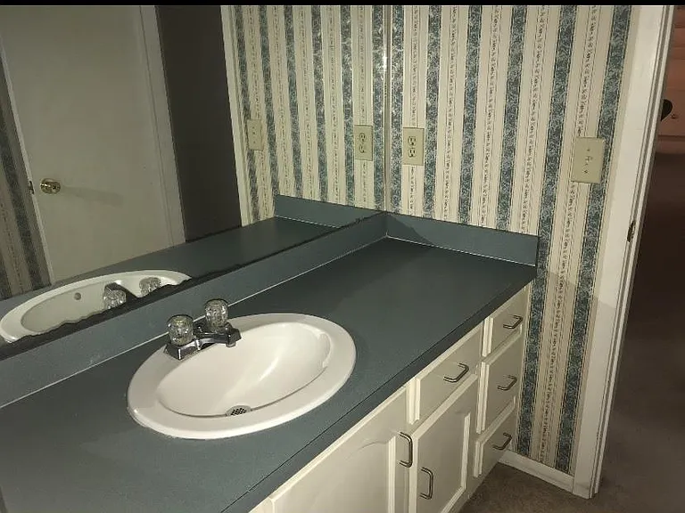 803 University Ave — Photo 4